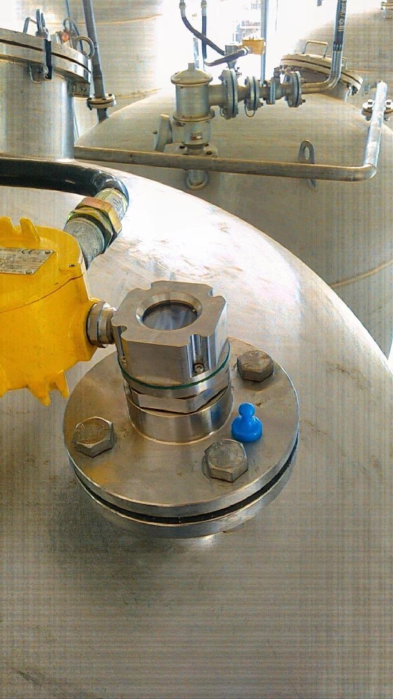 我司新版120Ghz調(diào)頻連續(xù)波雷達液位計在深圳某藥業(yè)股份有限公司車間生產(chǎn)線儲罐改造項目上使用